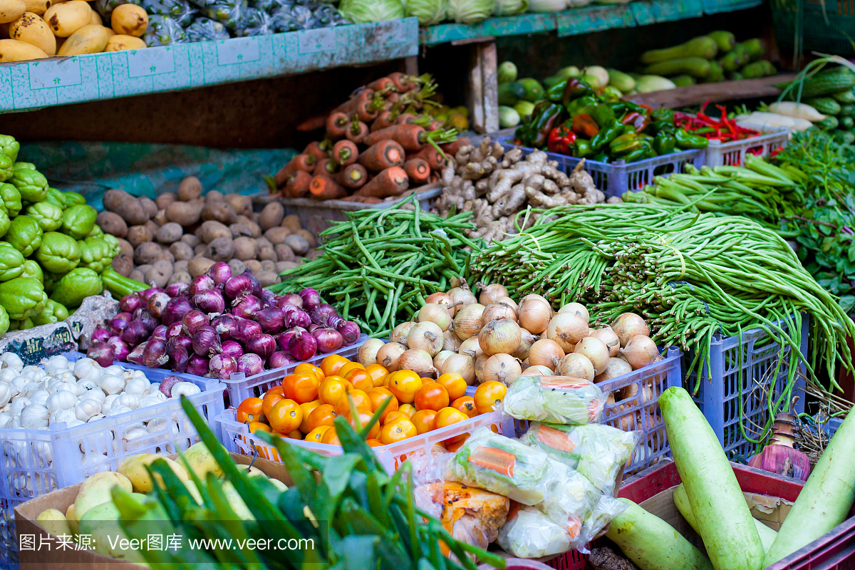 市场上的新鲜蔬菜和水果