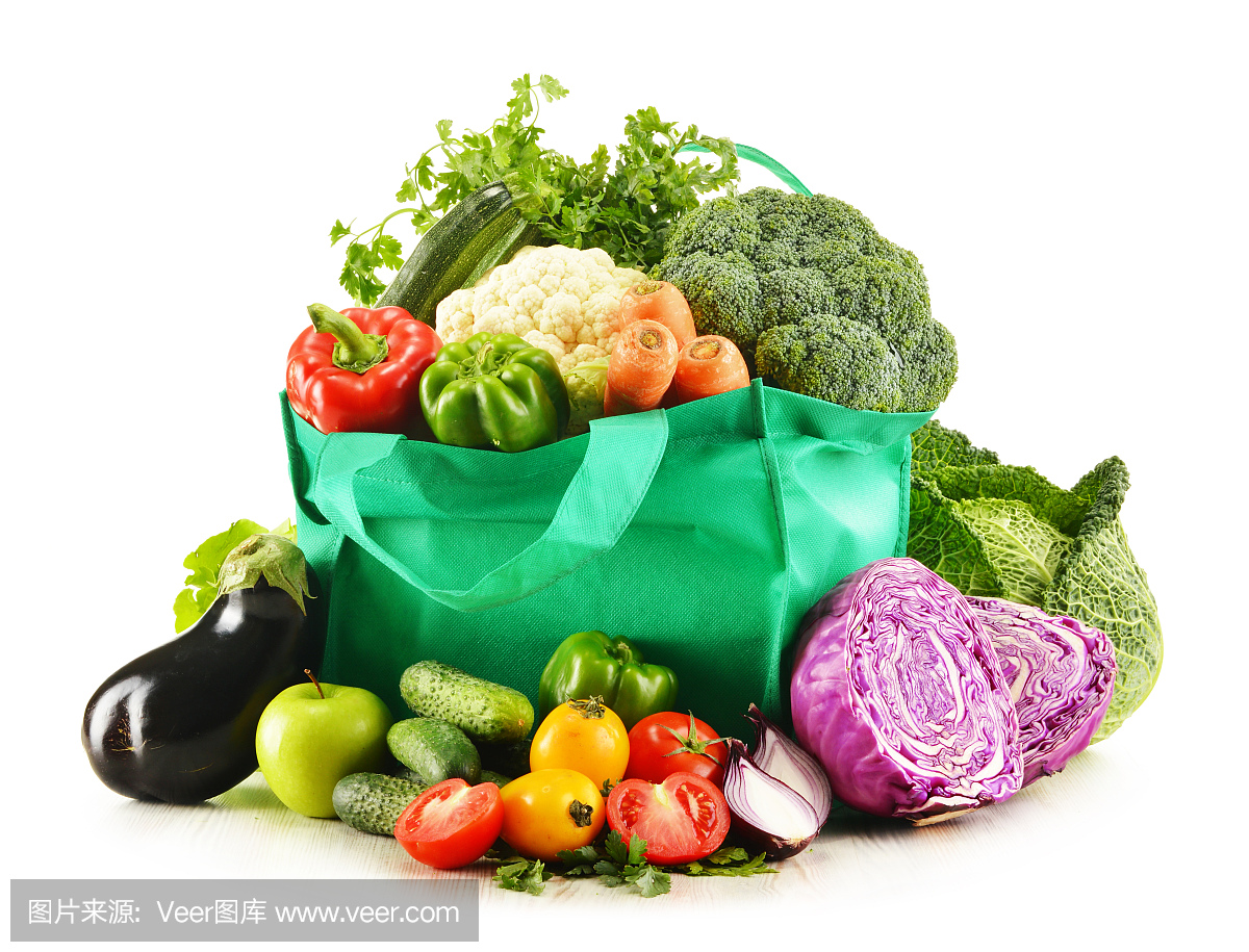 购物袋与各种新鲜的有机蔬菜